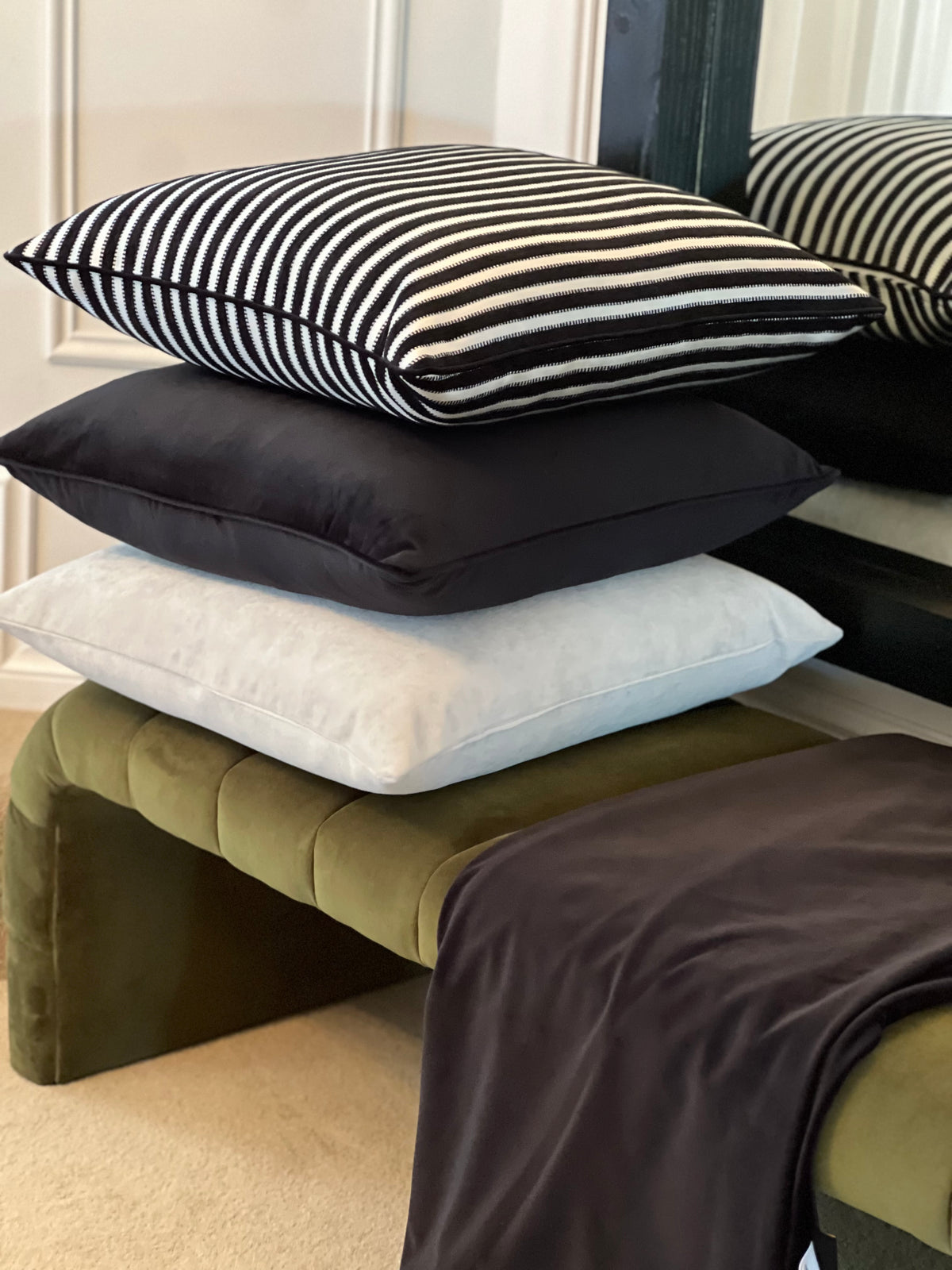 Lux Velvet Throw Black
